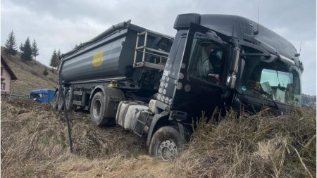 Un barbat in varsta de 45 de ani <span style='background:#EDF514'>A FACUT INFARCT</span> in timp ce conducea un camion pe DN 17