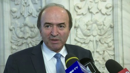 <span style='background:#EDF514'>TUDOREL TOADER</span> a pierdut functia de rector al Universitatii Alexandru Ioan Cuza. A fost invins categoric in turul al doilea