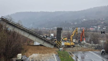 A inceput <span style='background:#EDF514'>DEMOLARE</span>a podului de cale ferata din Prahova. Circulatia pe DN1, complet blocata cel putin doua zile | VIDEO