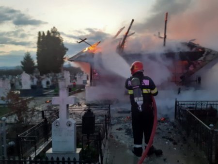 Incendiul la biserica de lemn din Ramnicu Valcea s-a produs din cauza unui redresor stricat