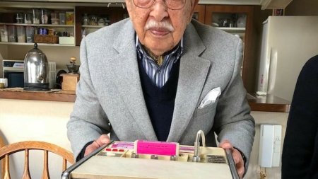 <span style='background:#EDF514'>INVENTATOR</span>ul primului aparat de karaoke, Shigeichi Negishi, a murit la varsta de 100 de ani