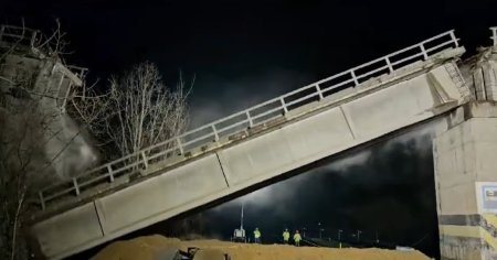 Momentul in care podul de pe DN1 este pus la pamant de catre angajatii CFR Infrastructura VIDEO