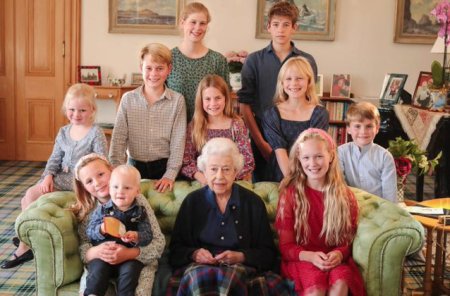 Inca o fotografie a familiei regale britanice a fost editata inainte de publicare. Regina Elisabeta a II-a apare in imagine