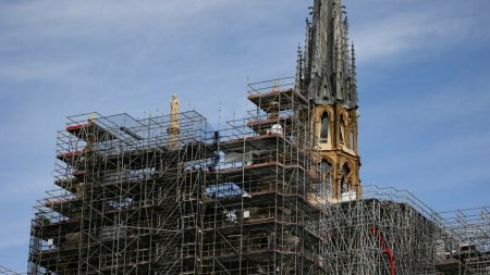 Catedrala <span style='background:#EDF514'>NOTRE DAME</span> ar putea fi reconstruita pana la sfarsitul acestui an. Costul, estimat la 700 de milioane de euro