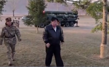 Televiziunea de stat nord-<span style='background:#EDF514'>COREEA</span>na il arata pe Kim supravegheand exercitii cu lansatoare de rachete super-mari