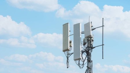 Afecteaza creierul. Am stari de panica: Isterie intr-un oras din Romania dupa ce o antena 5G a fost ascunsa printre panourile de <span style='background:#EDF514'>RECLAME</span>