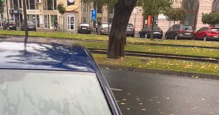 Orasul cu <span style='background:#EDF514'>HANDICAP</span> din Romania. Jumatate dintre masinile parcate in centru au in parbriz legitimatie de infirm VIDEO