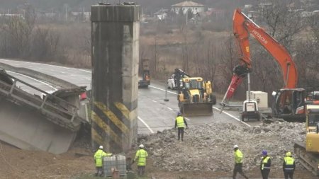 Podul CFR de la Campina a fost demolat. Cand se va relua <span style='background:#EDF514'>CIRCULATIA PE DN1</span>