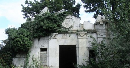 Vechea uzina de apa din Baia Mare, monument istoric secular, lasat in paragina