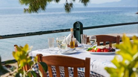Cat a ajuns sa coste o masa la restaurantele din Grecia. Suma uriasa ceruta pentru o portie de <span style='background:#EDF514'>CARTOFI</span> prajiti