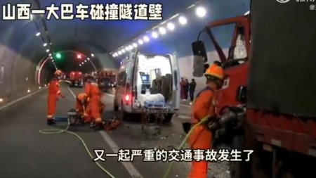 Doua accidente au dus la moartea a 17 oameni. Un autobuz s-a ciocnit de un tunel, o masina a intrat intr-o multime, in China