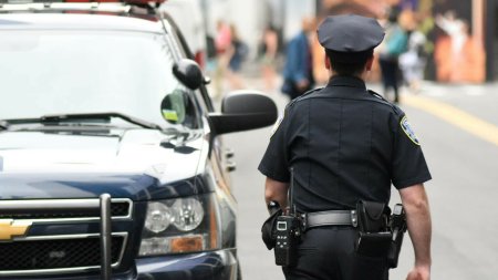 Pedeapsa primita de un politist care <span style='background:#EDF514'>A TORTURAT</span> doi afro-americani cu un vibrator, pistoale cu socuri electrice si o sabie