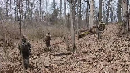 Romanii care lupta voluntari in Ucraina s-au filmat cand intra in Rusia: Am facut incursiuni in satele de frontiera