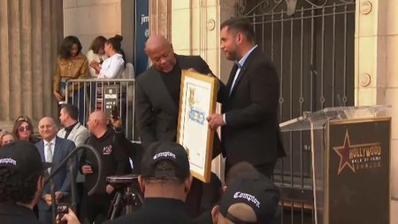 Dr. Dre a primit o stea pe faimosul Hollywood Walk of Fame. Sute de fani l-au aplaudat