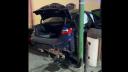 Un tanar care a pierdut controlul masinii a reusit sa doboare un stalp si banci, in Brasov. S-a oprit cu masina in primarie