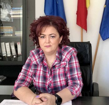 Acuzatiile aduse de DNA managerului spitalului din Botosani: Monica <span style='background:#EDF514'>ADASCALITEI</span> a luat mita pentru angajarea unui medic in spital. Sumele primite