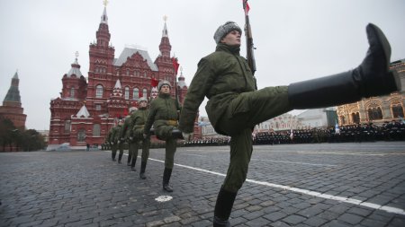 Rusia a adoptat un proiect de lege care permite viitorilor criminali suspectati sau condamnati sa se alature armatei