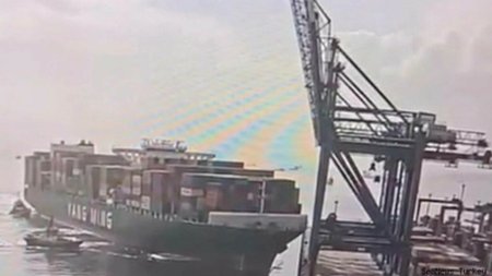 O nava cargo a intrat in coliziune cu o <span style='background:#EDF514'>MACARA</span> din portul turc Eyyap la Marea Neagra | Video