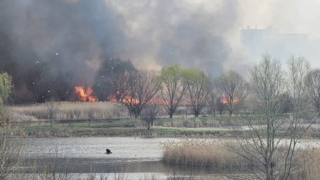 Incendiu in <span style='background:#EDF514'>DELTA VACARESTI</span> din Capitala. Pompierii intervin cu 11 autospeciale