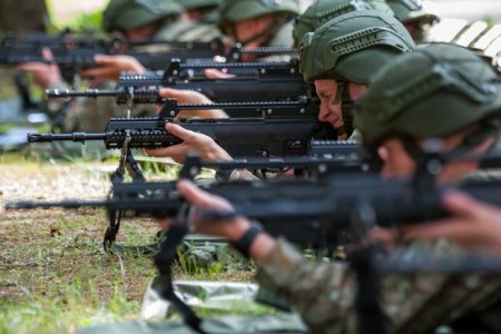Lituania renunta de tot la Kalaniskov si cumpara arma de asalt germana G-36 inclusiv pentru structurile de rezervisti si voluntari. In Romania, Beretta instaleaza liniile de productie la Cugir