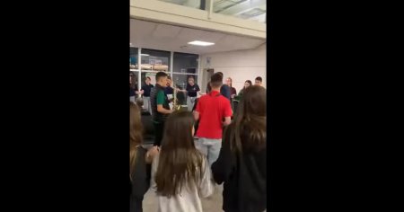 Romanii au incins o hora pe aeroportul din Catania, dupa ce au aflat ca avionul lor are o intarziere de trei ore VIDEO