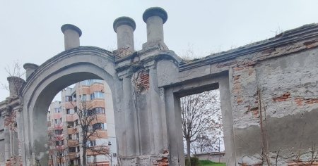 Poarta hanului turcesc din centrul Galatiului, salvata cu <span style='background:#EDF514'>FONDURI EUROPENE</span>. A ramas stinghera printre blocuri