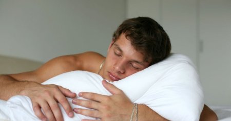 Pozitia de somn care poate provoca hipertensiune arteriala, migrene si dureri lombare