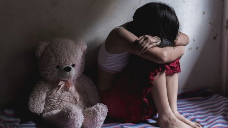 O fetita de 8 ani a fost abuzata sexual de doi vecini, de 16 si 46 de ani, timp de un an. De ce a fost luata de langa parinti