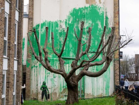 Pictura stradala a lui Banksy din <span style='background:#EDF514'>LONDRA</span>, stropita cu vopsea alba