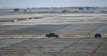 Un miliardar al carbunelui construieste cea mai mare centrala de energie curata din lume in desert. E de cinci ori mai mare decat Parisul