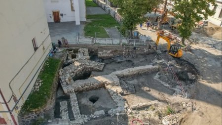 <span style='background:#EDF514'>COMOARA</span> uriasa descoperita in centrul unui oras din Romania. Prin aceasta descoperire acoperim o perioada istorica