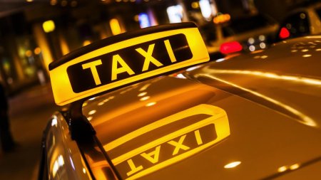 Reincepe razboiul intre <span style='background:#EDF514'>TAXIMETRIST</span>i si Uber