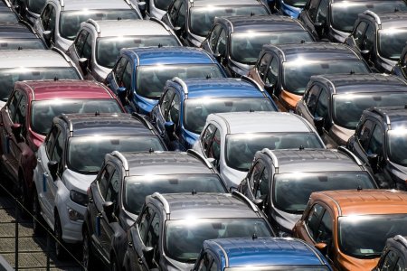 Piata auto incetineste la inceput de an: Volumul cifrei de afaceri din comertul cu autovehicule si <span style='background:#EDF514'>MOTOCICLETE</span> a scazut in ianuarie, minus 13% fata de aceeasi perioada din 2023