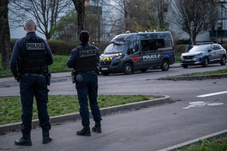 Elevi de la 40 de licee din Franta, amenintati cu decapitarea intr-un e-mail. Politia il cauta pe autorul mesajului