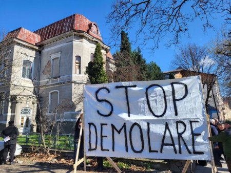 Protest la <span style='background:#EDF514'>BISTR</span>ita pentru salvarea cladirii fostei biblioteci judetene, in locul careia se doreste construirea unui bloc de zece etaje