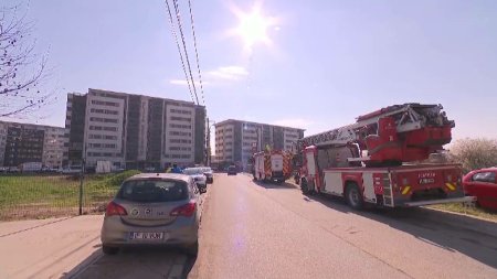 Un barbat s-a baricadat in apartamentul fostei sale iubite, din Chiajna. Ameninta ca se arunca de la etajul 4