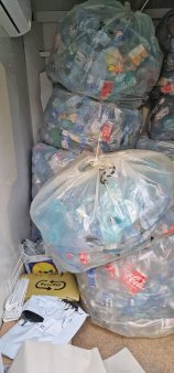 Ce se intampla in aparatele SGR cu ambalajele colectate de cetateni: PET-urile si dozele sunt presate, sticlele sunt sparte si abia apoi merg la centrele de sortare si la reciclare