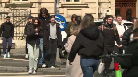 Tinerii nu au incredere in presedinte, Guvern si Parlament. Spun ca vor alege 