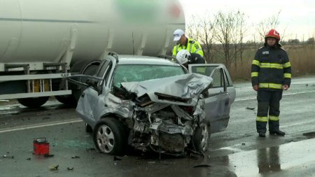 Pericol de explozie in Buzau. Doua autoturisme s-au lovit de o cisterna incarcata cu combustibil, in fata unei <span style='background:#EDF514'>BENZINARII</span>