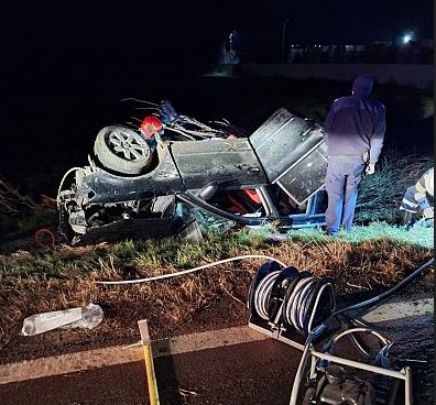 Trei adolescenti din Adjud au fost raniti, dupa ce unul dintre ei a furat masina parintilor si a intrat cu ea in copac