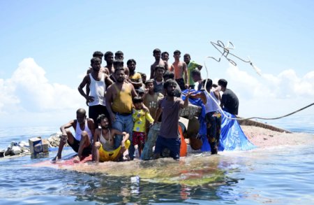 69 de oameni, infometati si des<span style='background:#EDF514'>HIDRA</span>tati, salvati de pe o barca rasturnata in Indonezia