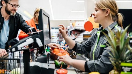 O <span style='background:#EDF514'>CASIERA</span> arata cum sunt pacaliti clientii la supermarket. Ofertele speciale care nu sunt aplicate in realitate