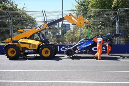 Weekend de cosmar pentru echipa din Formula 1 » Un singur pilot in cursa, celalalt scos cu forta pe tusa: Cel mai dificil moment al carierei