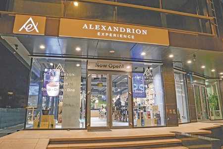 Alexandrion face un concept de magazine si hoteluri pentru romanii cu venituri de 1.000-1.500 euro, care vor sa consume single malt, <span style='background:#EDF514'>BRANDY</span> sau rom in oras, la preturi accesibile, si sa aiba parte de entertainment