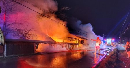 In toiul noptii, doar in tricou si sort la zero grade, un barbat a sprijinit pompierii la stingerea unui incendiu de proportii FOTO