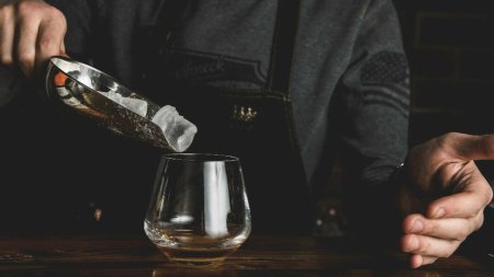 (P) Coniac vs. whisky bourbon - care este diferenta
