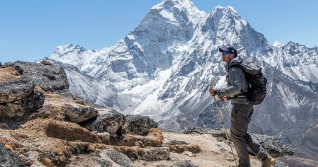 O noua regula pentru <span style='background:#EDF514'>ALPINISTII</span> de pe Everest. Ce vor fi nevoiti sa aiba la ei in permanenta: Speram sa initiem schimbari pozitive