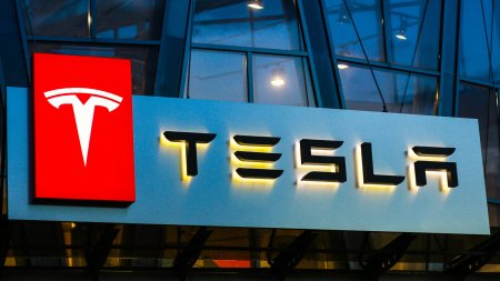 Tesla vrea sa foloseasca roboti humanoizi in fabrici. Compania angajeaza traineri pentru roboti