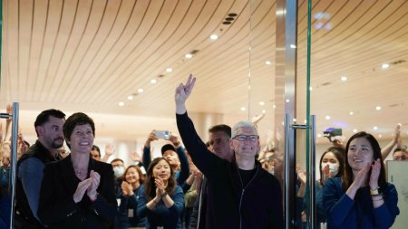 Secretul vizitei lui Tim Cook in China. Directorul general Apple ajunge la Beijing la debutul mega-procesului an<span style='background:#EDF514'>TIMON</span>opol