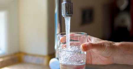 Jumatate dintre romani nu considera apa de la robinet o sursa sigura de hidratare STUDIU
